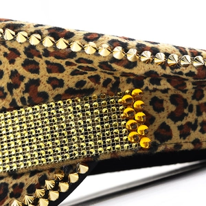Cappello militare leopardato di lusso con borchie dorate e dettagli in strass lucidi