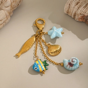 Porte-clés thème marin avec poisson doré, étoile de mer bleue et breloques coquillages