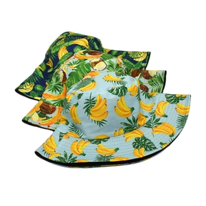 Vue détaillée des motifs banane et fruits tropicaux sur des bobs de soleil colorés