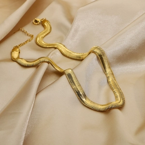 Elegante collana a catena piatta a serpente dorata su tessuto satinato con chiusura