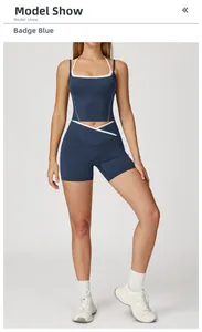 Détail de l'ensemble de yoga avec short taille haute et crop top bleu et passepoil blanc