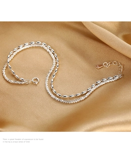 Makroaufnahme von S925 Sterling Silber Doppelarmband mit S925 Punzierung auf Satin