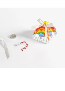 Détail macro de la boîte cadeau arc-en-ciel avec texte GOOD LUCK et ruban élégant