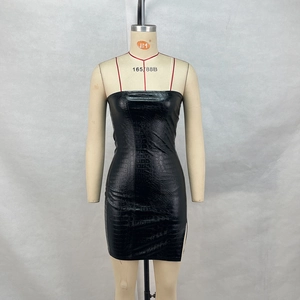 Dettaglio mini abito in ecopelle nera con trama a coccodrillo e spacco laterale