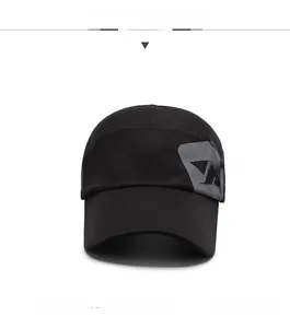 Dettaglio del cappellino da baseball in mesh nero traspirante con patch logo JS laterale