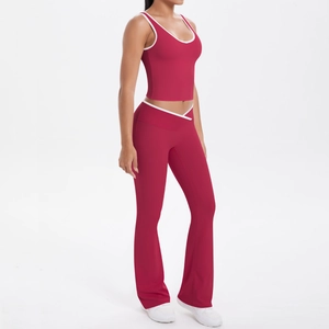 Détail de l'ensemble de yoga bordeaux avec taille haute en V et liseré blanc contrasté