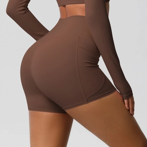 Détail du short de yoga taille haute avec poche latérale en tissu brossé marron chocolat