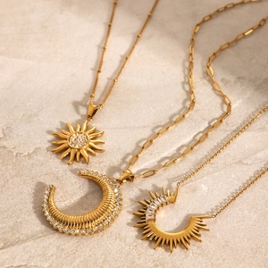 Colliers soleil et lune en acier doré avec pendentifs en zircone sur pierre