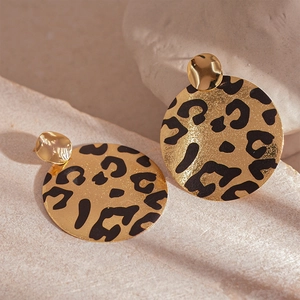 Boucles d'oreilles rondes dorées à motif léopard sur un support en pierre