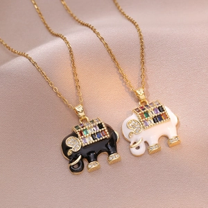 Collana con elefante in acciaio al titanio con zirconi colorati e cristalli dorati