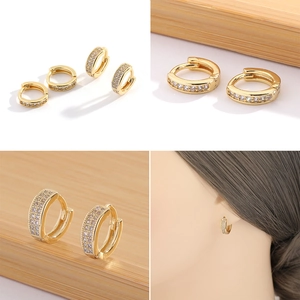 Elegantes pendientes de aro bañados en oro de 18K con pavé de circonitas en varias vistas