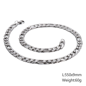 Détail du collier chaîne cubaine en acier inoxydable argenté avec dimensions sur fond blanc