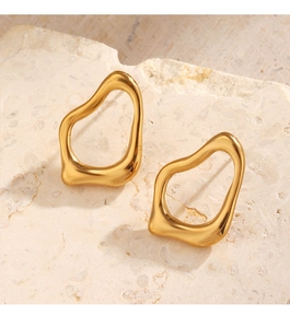 Vista dettagliata di orecchini geometrici irregolari placcati oro 18K su pietra