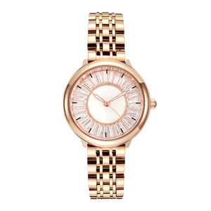 Montre pour femme en or rose avec lunette sertie de cristaux et cadran blanc épuré