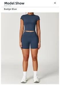 Dettaglio del set yoga blu stemma spazzolato con pantaloncini a vita alta e top aderente