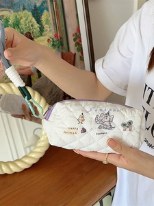 White quilted stationery bag with cute animal prints and colorful zipper strap