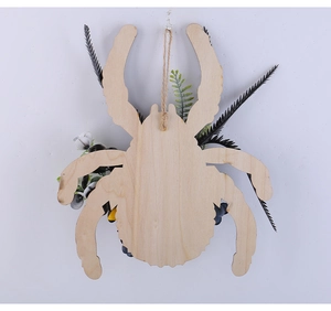 Détail de la plaque de porte en bois en forme d'araignée pour décoration d'Halloween