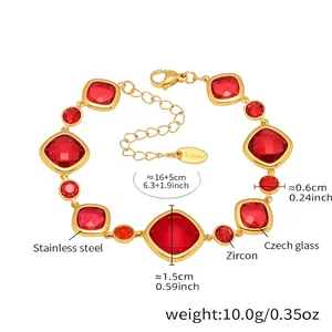 Vista detallada de pulsera dorada de acero inoxidable con cristal checo rojo y circonitas