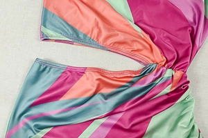 Détail d'une robe à imprimé géométrique avec découpe latérale et texture froncée