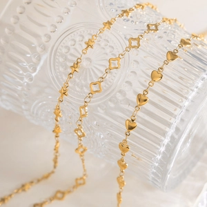 Détails des colliers plaqués or 18 carats avec pendentifs étoile, trèfle et cœur élégants