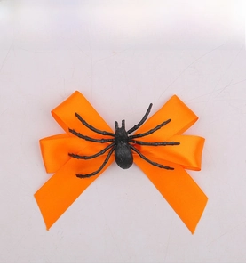 Détail d'une pince à cheveux d'Halloween avec ruban de satin orange et araignée noire