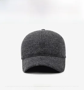 Vue de face de la casquette d'hiver en laine gris foncé avec logo bouclier et maille