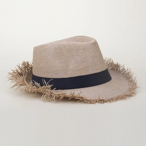 Détail d'un chapeau de paille Fedora beige avec bords effilochés et ruban foncé
