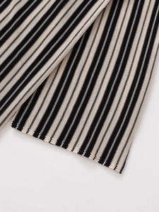 Gros plan sur un tricot côtelé rayé noir et blanc de haute qualité à texture fine
