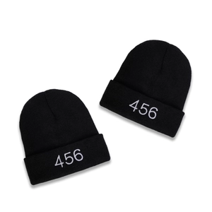 Berretto classico in maglia nera con ricamo 456 bianco per lo stile invernale