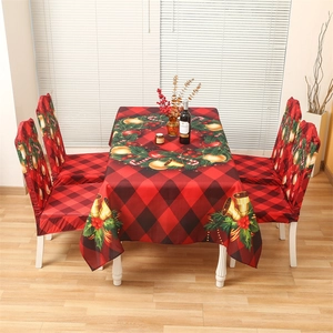 Weihnachts-Set mit rot-schwarz karierter Tischdecke und Stuhlbezügen im Kranzdesign