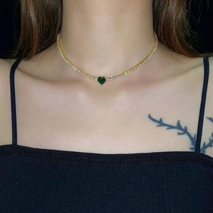 Elegante collana tennis in oro 18k con gemma a cuore verde e diamanti scintillanti