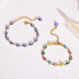 Detalle de pulseras de ojo turco con cierre de langosta dorado y cadena de extensión