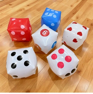 Dettaglio macro di dadi gonfiabili in PVC colorati per giochi di festa e bambini
