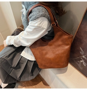 Bruine leren shopper met gewatteerd patroon gedragen door model voor casual look