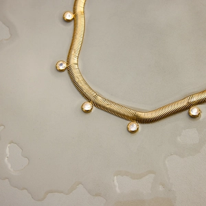 Poliertes 18K Gold-Edelstahl-Schlangenkette mit fünf runden Zirkonsteinen für Damen