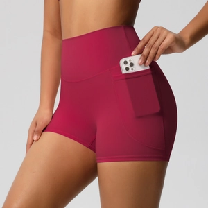 Détail du short de yoga taille haute avec poche latérale fonctionnelle pour téléphone