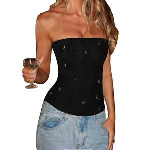 Haut bustier noir sexy orné de strass avec coupe ajustée pour femme sur mannequin