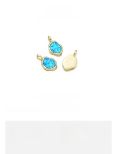 Detailansicht des 18K vergoldeten Opal-Anhängers, Maße 13x23mm bei einem Gewicht von 2,1g