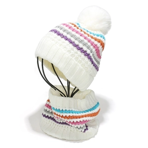 Set cappello e sciarpa invernali con strisce color arcobaleno e morbido pompon bianco