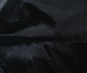 Gros plan sur le tissu en velours noir montrant une texture douce et un éclat élégant