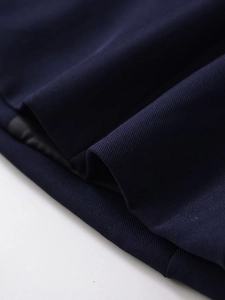 Macro del tessuto in twill blu scuro che mostra la trama pregiata per abiti