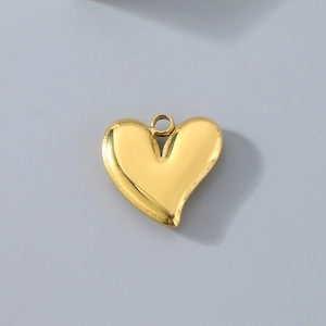 Dettaglio del ciondolo a cuore 3D in acciaio inossidabile dorato lucido per gioielli fai da te