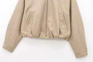 Dettaglio bomber color avena con cerniera in metallo e trama in misto lana