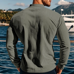 Herren Slim Fit Langarmshirt mit Faltenstruktur in Olivgrün im Freien in der Nahaufnahme