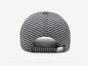 Vue arrière de casquette de baseball en pied-de-poule avec boucle métal ajustable