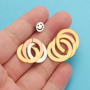 Polished stainless steel interlocking triple rings and smiley face charm keychain set