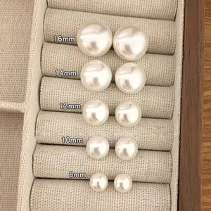 Élégantes boucles d'oreilles perles en cinq tailles de 8mm à 16mm sur velours beige