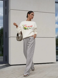 Κομψό λευκό oversized φούτερ με γραφικά τένις και γκρι φαρδύ παντελόνι για γυναίκες