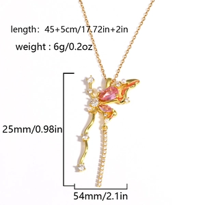 Collier doré avec pendentif papillon en zircon rose et dimensions sur fond blanc