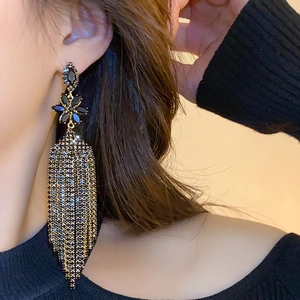 Orecchini a fiore neri con nappe di strass per un look di lusso ed eleganza